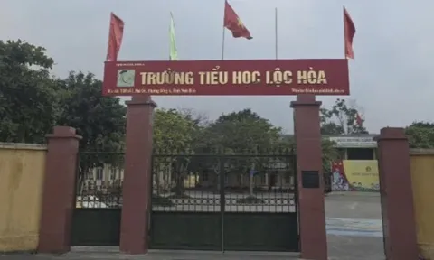 Công an xác minh thông tin trường ‘cắt tiền thưởng để in giấy khen'