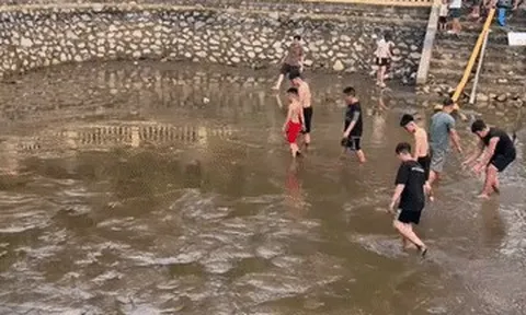 Vợ chồng Hà Nội tát cạn giếng làng tìm dây chuyền vàng: Món quà gắn bó 10 năm