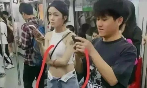 Trời nóng, nữ sinh mặc hở đi tàu điện bị cụ bà nhắc nhở, cô gái liền rút ra một thứ khiến bà lập tức im lặng