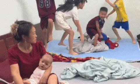 Ánh mắt bất lực của người bà trông 5 cháu nghỉ hè khiến nhiều người đồng cảm