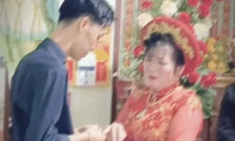 Cô dâu U50 bật khóc trước lời chúc phúc của con trai chồng