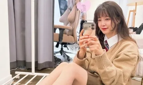 'Nàng cỏ' Goo Hye Sun 42 tuổi diện đồng phục nữ sinh đẹp bất chấp