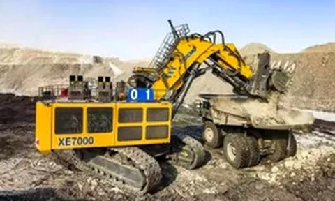 Phát hiện máy xúc Trung Quốc nặng 700 tấn, mỗi lần 'hạ tay' lấy được 60 tấn đất đá, đang liên tục đào bới, làm việc 18 tiếng không nghỉ
