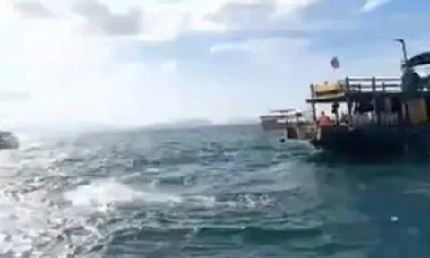 Chìm ca nô du lịch trên biển Cửa Đại
