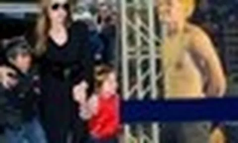 Việc làm không thể tin nổi của cậu út nhà Angelina Jolie trong lễ tốt nghiệp