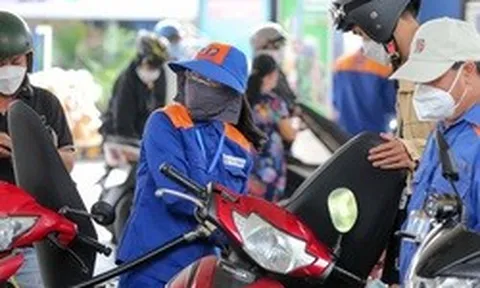 Giá xăng dầu đồng loạt giảm, dầu diesel rẻ hơn gần 1.000 đồng/lít