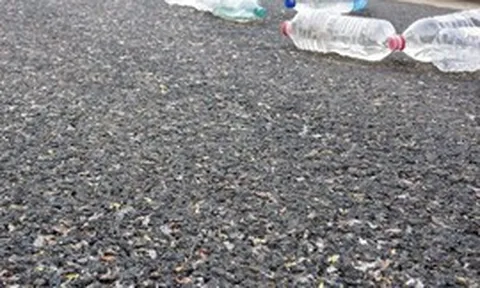 Phát minh nhựa đường mới của Nga làm rung chuyển ngành cầu đường: Trộn thêm chai nhựa, cứng hơn, chịu nóng tốt hơn 23% so với thông thường