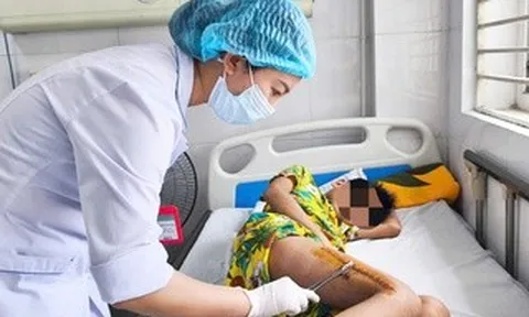 Sốt cao, đau chân, bé trai 11 tuổi suýt tàn phế vì tụ cầu vàng