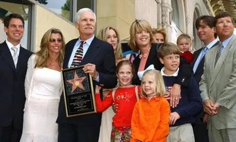 Tỷ phú sống giản dị, cả nhà chen chúc trên ô tô nhỏ và cách dạy 5 con thành tài