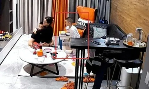 Camera phòng khách ghi lại cảnh gần gũi của cặp vợ chồng trẻ, cậu con trai tiểu học chứng kiến tận mắt