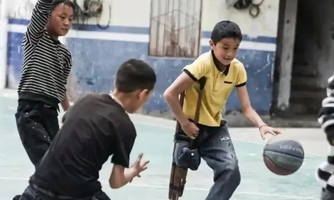 Cậu bé cụt một chân nổi tiếng nhờ tài chơi bóng rổ