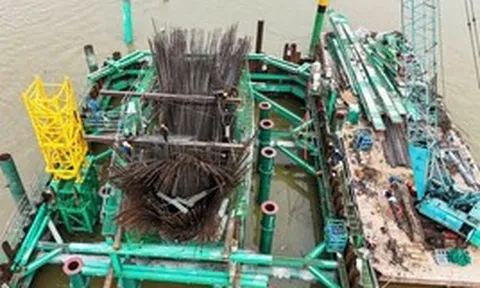 Các trụ chính cầu Trần Hưng Đạo vươn lên giữa sông Hồng