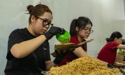 Gia đình 3 thế hệ tất bật làm gần 10.000 bánh ú bá trạng dịp tết Đoan ngọ