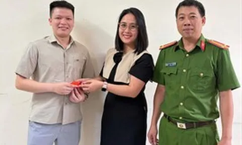 Phát hiện hộp màu đỏ có 2 nhẫn vàng trước cửa siêu thị, công an mời một người đàn ông lên xác minh