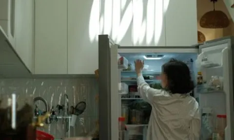 Đến thăm con gái, người phụ nữ rơi nước mắt khi mở tủ lạnh nhà thông gia giàu
