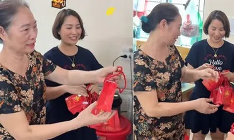 Bà nội U70 gọi 9 cháu về ăn cơm, bất ngờ trao mỗi người 1 chỉ vàng