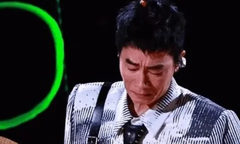 Ca sĩ Trần Tiểu Xuân bật khóc xin lỗi khán giả
