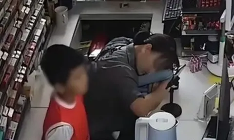 Thấy mẹ nằm bất động gọi mãi không dậy, bé trai tiểu học làm một việc khiến người lớn phải học theo