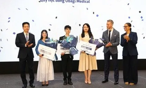 Ba bác sĩ nội trú nhận học bổng gần 200 triệu đồng