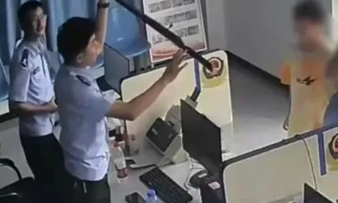 “Khối nghỉ hè” đến đồn cảnh sát khiến ai cũng căng thẳng, cả căn phòng vỡ òa khi hai đứa trẻ lên tiếng