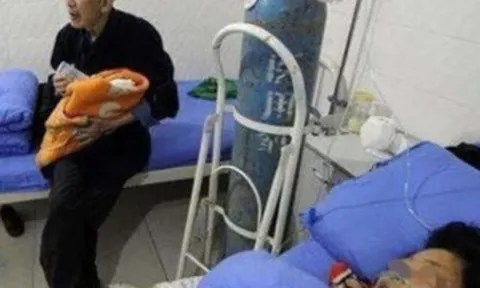 Bà mẹ U50 đi sinh con một mình, lúc cha đứa trẻ xuất hiện, ai cũng choáng váng