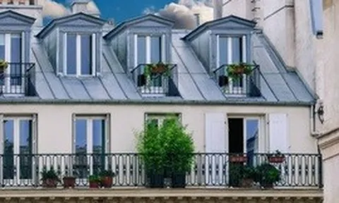 Những mái nhà lãng mạn ở Paris hóa 'lò nướng' giữa nắng nóng kỷ lục