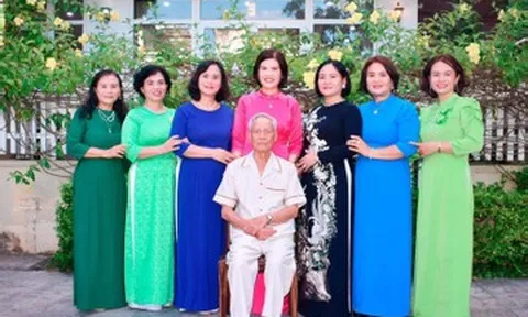 Gia đình Thanh Hóa có 7 con gái hiếu thảo, người là đại tá, người chủ khách sạn