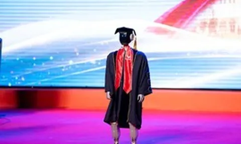 Robot do Vingroup tạo nên bất ngờ xuất hiện truyền cảm hứng tại lễ tốt nghiệp VinUni: “Tôi từng ngã nhiều lần trước khi biết đi”