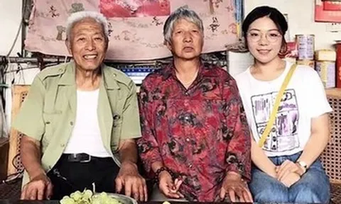 Cụ ông gửi quà suốt 8 năm cho cô gái từng giúp đỡ mình trên tàu điện