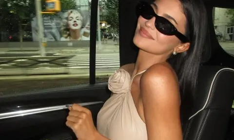Kylie Jenner biến mắt kính AI thành phụ kiện thời trang mới của giới trẻ