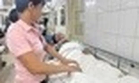 Tai nạn bất ngờ đẩy gia đình nghèo vào đường cùng: "Tôi chỉ mong chồng còn hy vọng để con còn có bố"