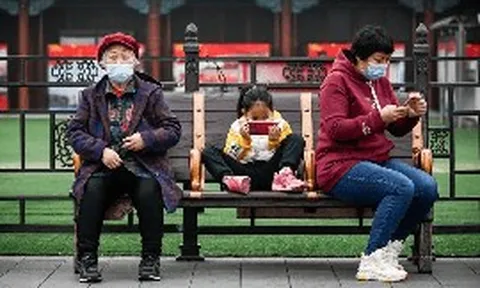 Cha mẹ dùng điện thoại 9 giờ/ngày: Thách thức lớn nhất thời đại số và làm sao để trở thành tấm gương "tắt máy" đúng lúc?