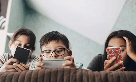 Trẻ em Việt Nam tiếp cận Internet sớm hơn bạn bè đồng trang lứa 4 năm, tuổi thơ trẻ đang đi về đâu?
