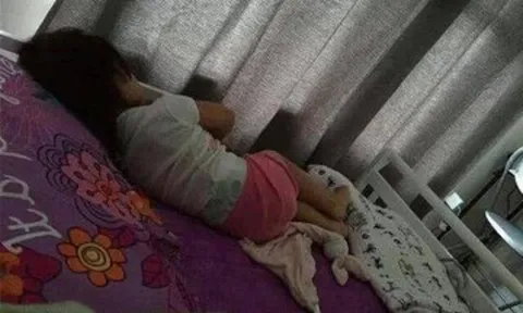 Con ngủ một mình nhưng luôn nói "Có người trong phòng", mẹ xem camera giám sát thì hoảng sợ