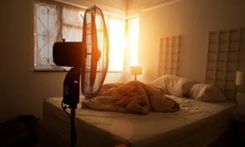 Cực hình mùa nắng nóng: Mất trắng 58 giờ ngủ/năm, sóng nhiệt đang "bào mòn" cơ thể người thế nào?