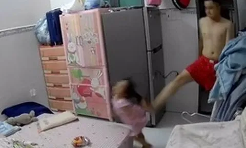 [Clip] Bé gái 3 tuổi ở TPHCM bị chồng hờ của mẹ đánh đập, bóp cổ gây phẫn nộ