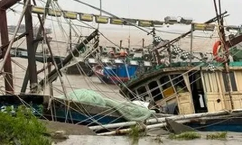 Móng Cái tan hoang không nhận ra sau bão số 1