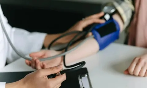 Đưa con gái 4 tuổi đi khám vì ngủ ngáy, kết quả xét nghiệm khiến bố mẹ "sốc nặng"
