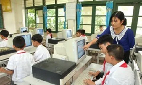 Nhân viên thiết bị thí nghiệm trường học có được chuyển sang giáo viên Tin học?