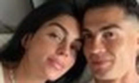 Bạn gái Ronaldo tặng quà vợ Messi