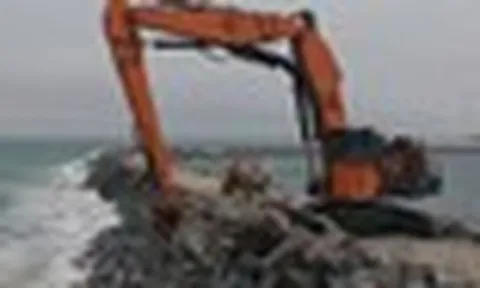 Thả 175 khối bê tông nặng 30 tấn xuống đáy biển, huy động thêm 900.000 tấn đá, 'bức tường' 4,1 nghìn tỷ đồng sắp thành hình