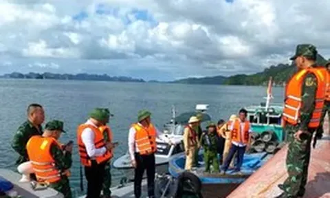 Lật tàu trên biển Vân Đồn, 3 người được cứu, 2 người mất tích