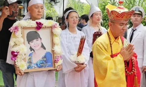 NSND Tạ Minh Tâm cùng 2 con nghẹn ngào tiễn đưa nghệ sĩ Bạch Vân