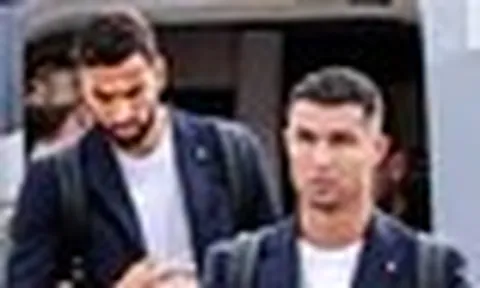 Hình ảnh Ronaldo xách vali về nước
