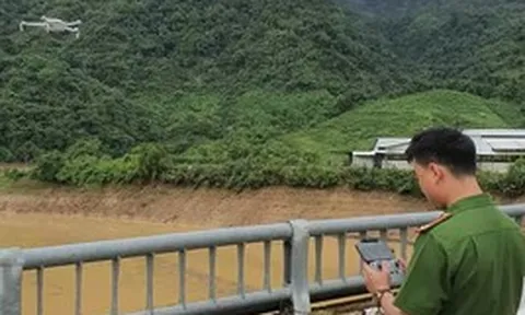 Dùng flycam tìm kiếm nạn nhân đuối nước trên sông Đà