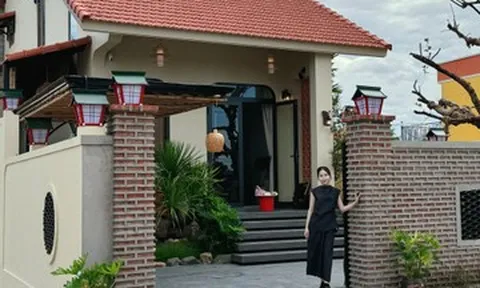 Chỉ xây nửa phần đất, vợ chồng Quảng Trị làm nhà mái ngói 'vừa lạ vừa quen'