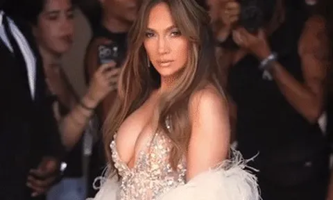 Jennifer Lopez mặc váy xuyên thấu khoe vòng 1 sexy ở tuổi U60