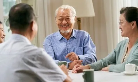 Tuổi xế chiều đừng tùy tiện "than nghèo, kể khổ" trước mặt mọi người kẻo rước họa, người thông minh chỉ nói 3 câu ngắn...