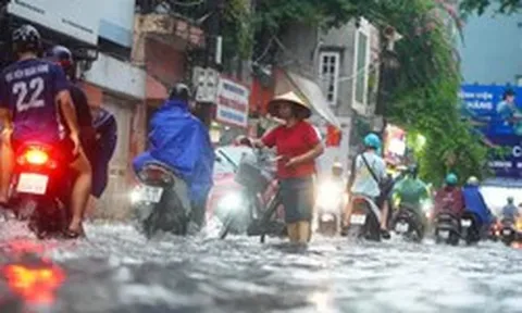 Mưa xối xả đúng giờ tan tầm, nhiều tuyến phố Hà Nội ngập cục bộ