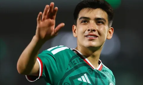 Bị loại ở World Cup, sao trẻ Mexico về nước tốt nghiệp cấp ba